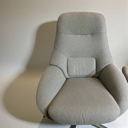 Bolia Saga Lenestol med Puff – Baby Blue | Ergonomisk & Nyrenset