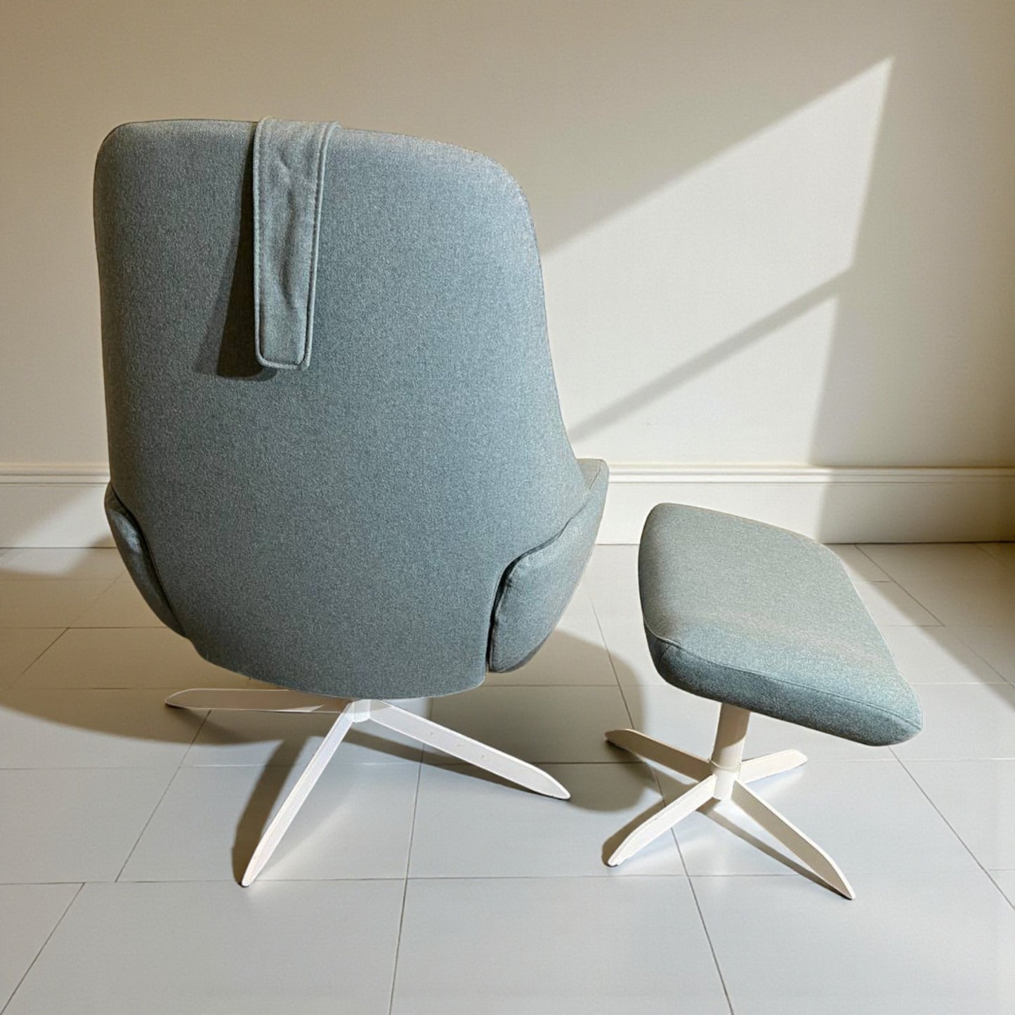 Bolia Saga Lenestol med Puff – Baby Blue | Ergonomisk & Nyrenset