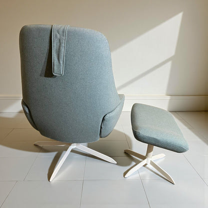 Bolia Saga Lenestol med Puff – Baby Blue | Ergonomisk & Nyrenset