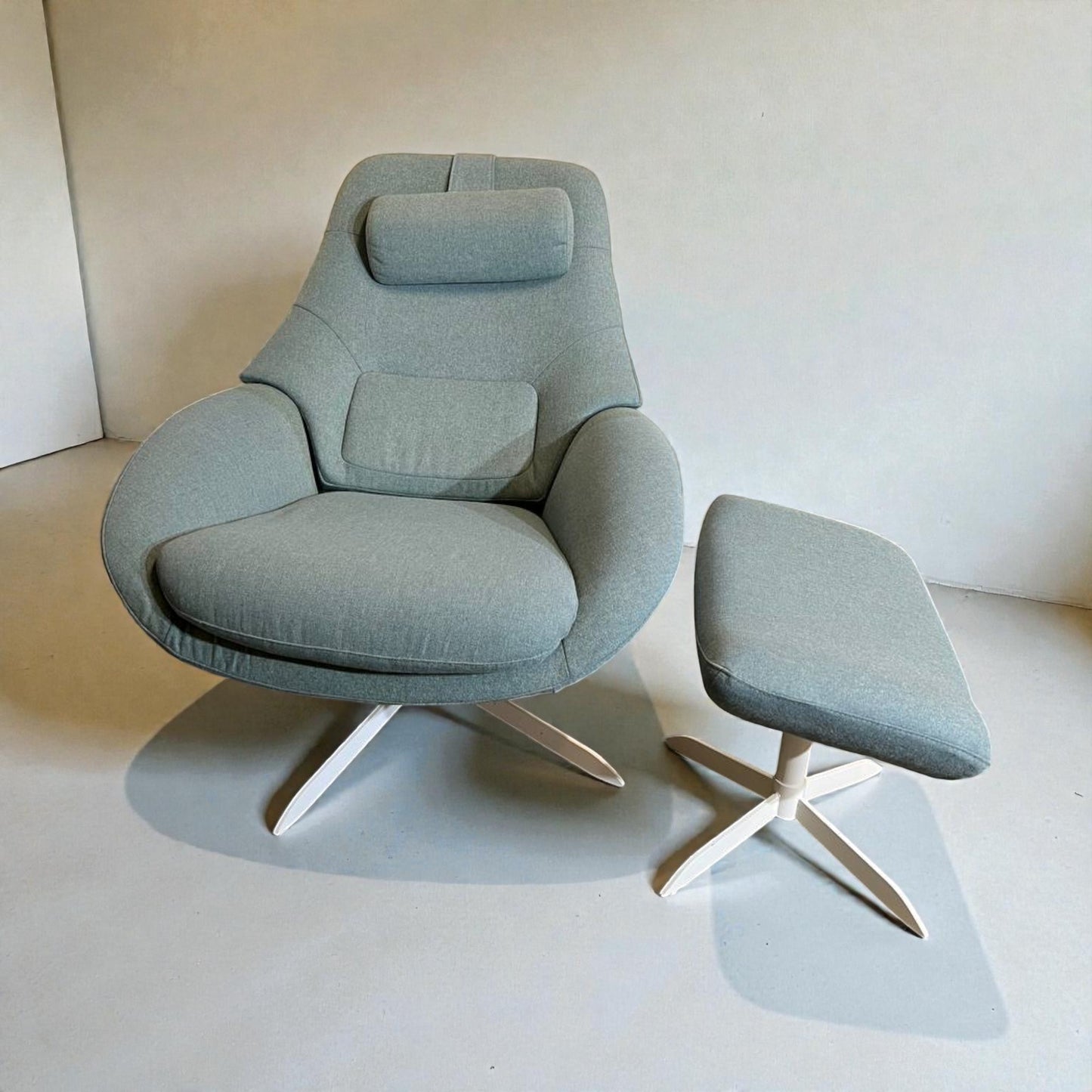 Bolia Saga Lenestol med Puff – Baby Blue | Ergonomisk & Nyrenset