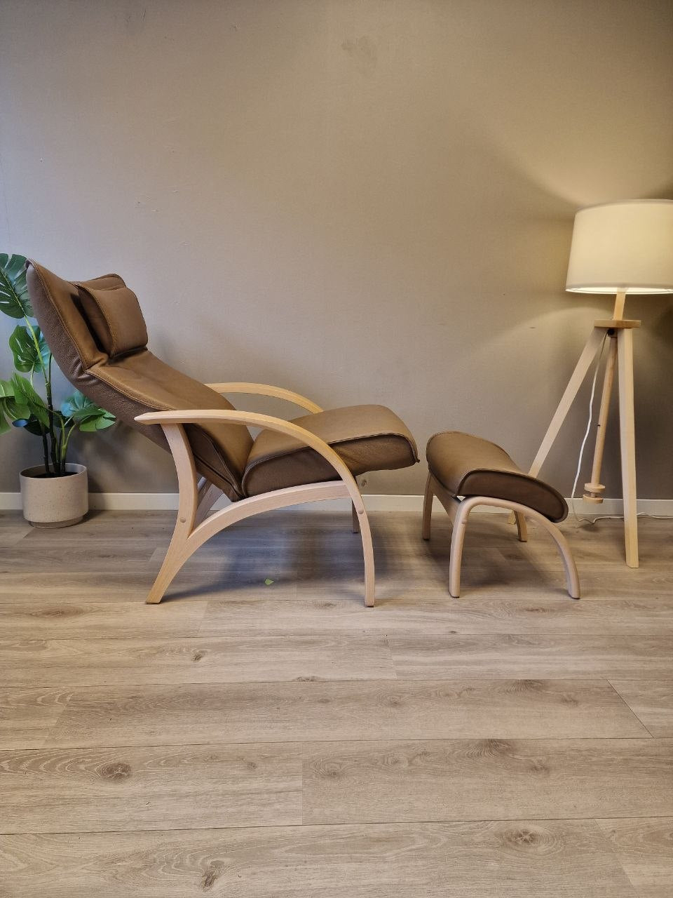 Brunstad Delta Adventure lenestol m/krakk i brun skinn