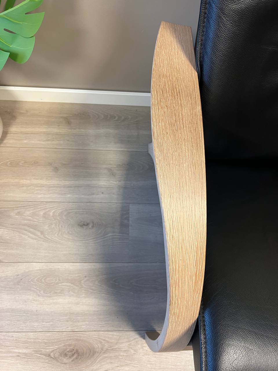 Brunstad Delta Adventure lenestol m/krakk i svart skinn