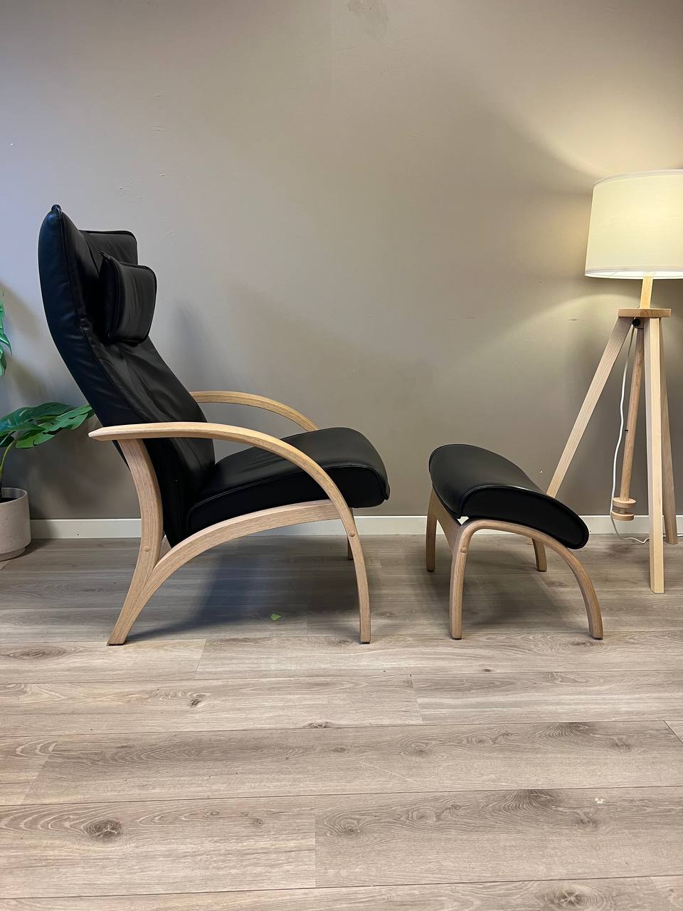Brunstad Delta Adventure lenestol m/krakk i svart skinn
