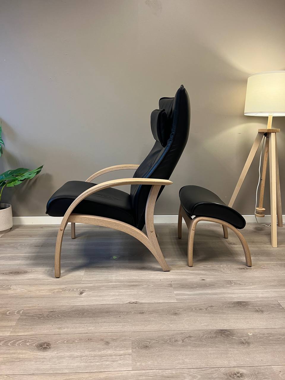 Brunstad Delta Adventure lenestol m/krakk i svart skinn
