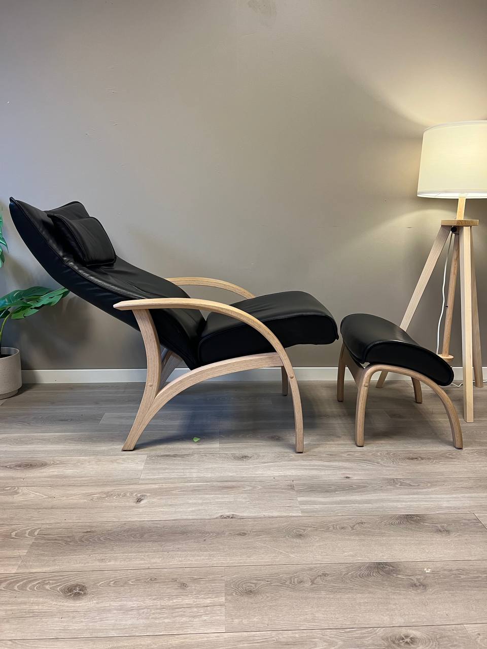 Brunstad Delta Adventure lenestol m/krakk i svart skinn