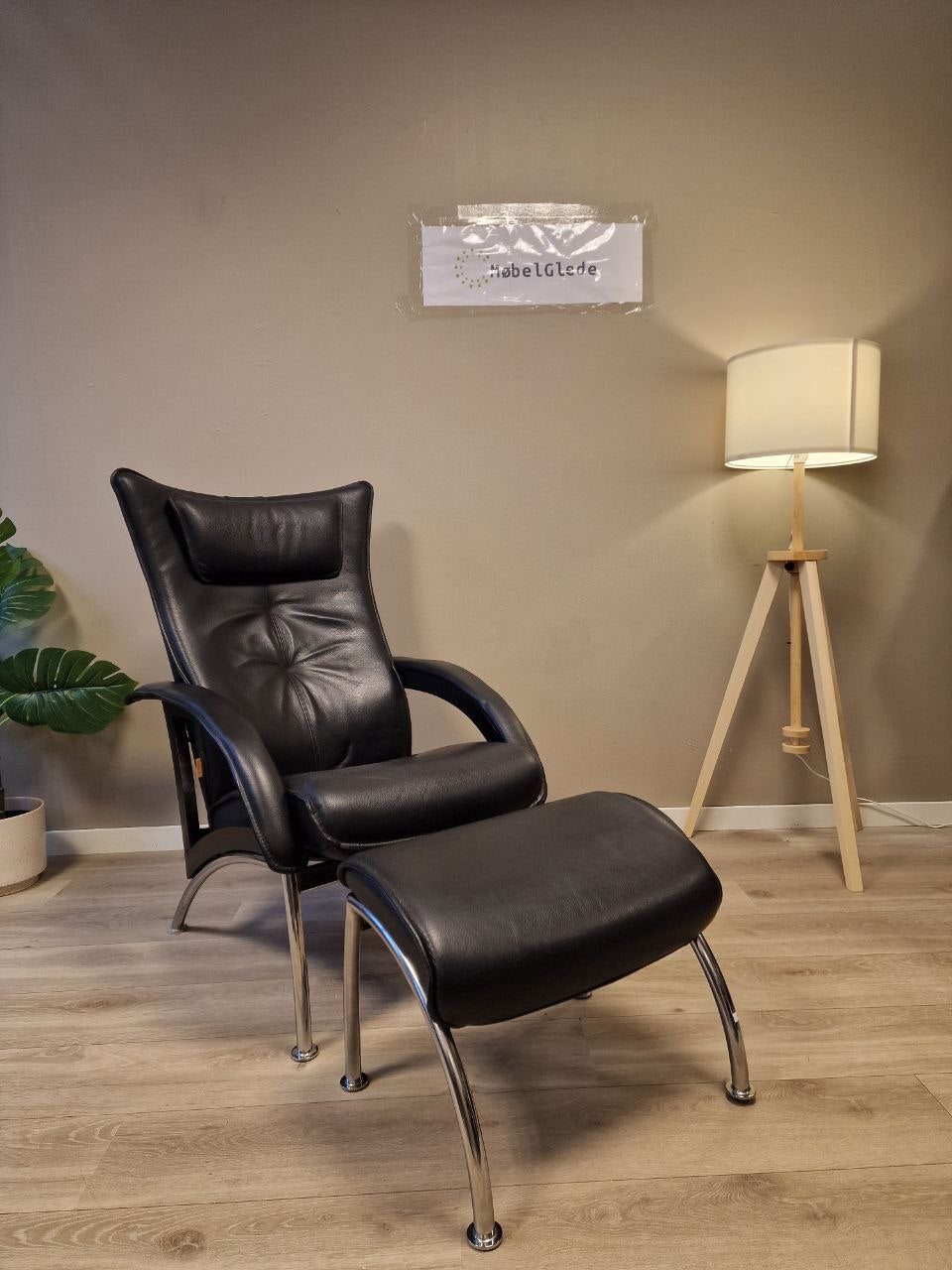 Brunstad Delta Legend lenestol m/krakk i svart