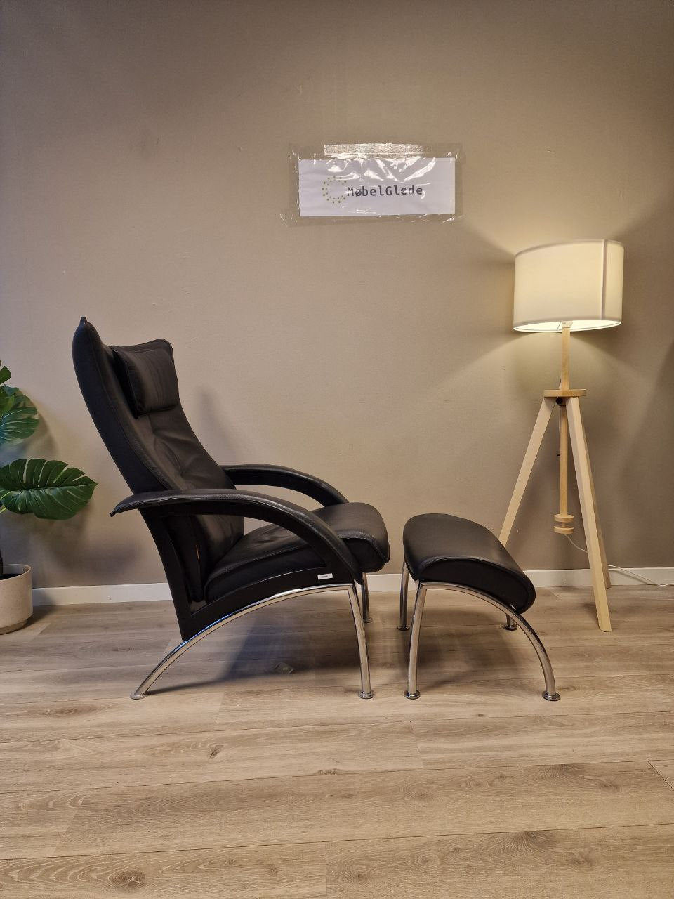 Brunstad Delta Legend lenestol m/krakk i svart