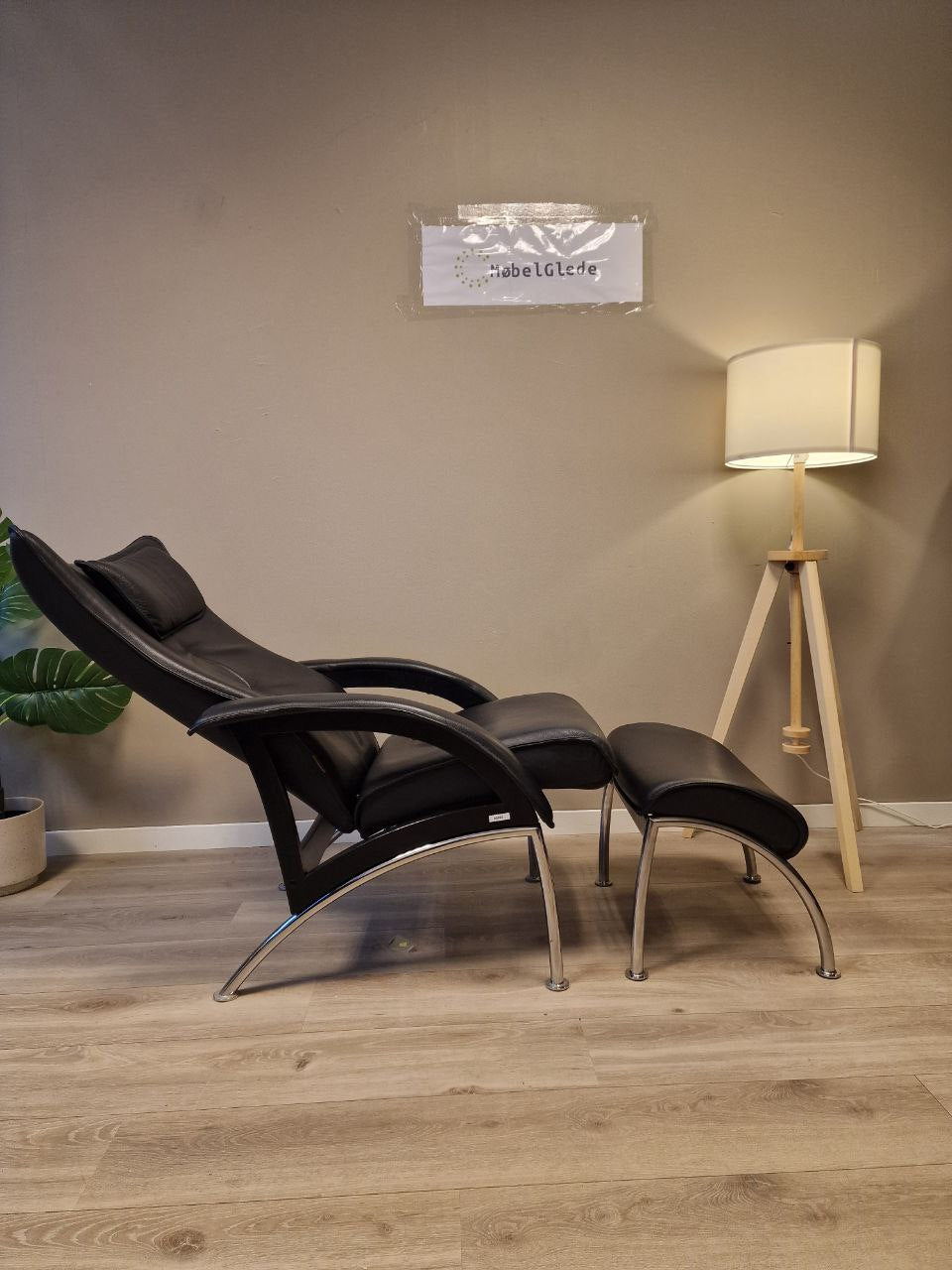 Brunstad Delta Legend lenestol m/krakk i svart