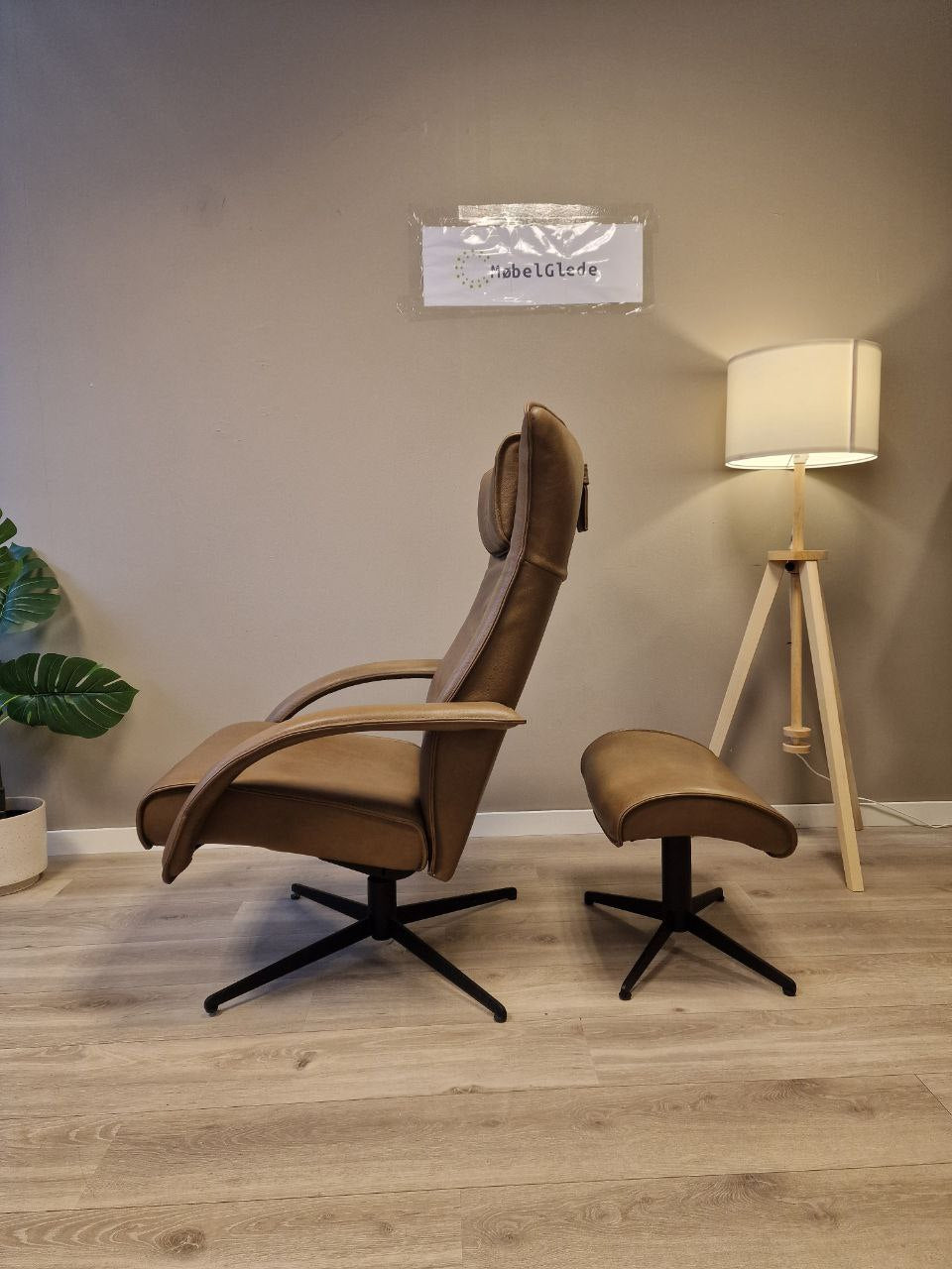 Brukt Brunstad Delta Motion lenestol m/krakk i brunt - detaljbilde skinn