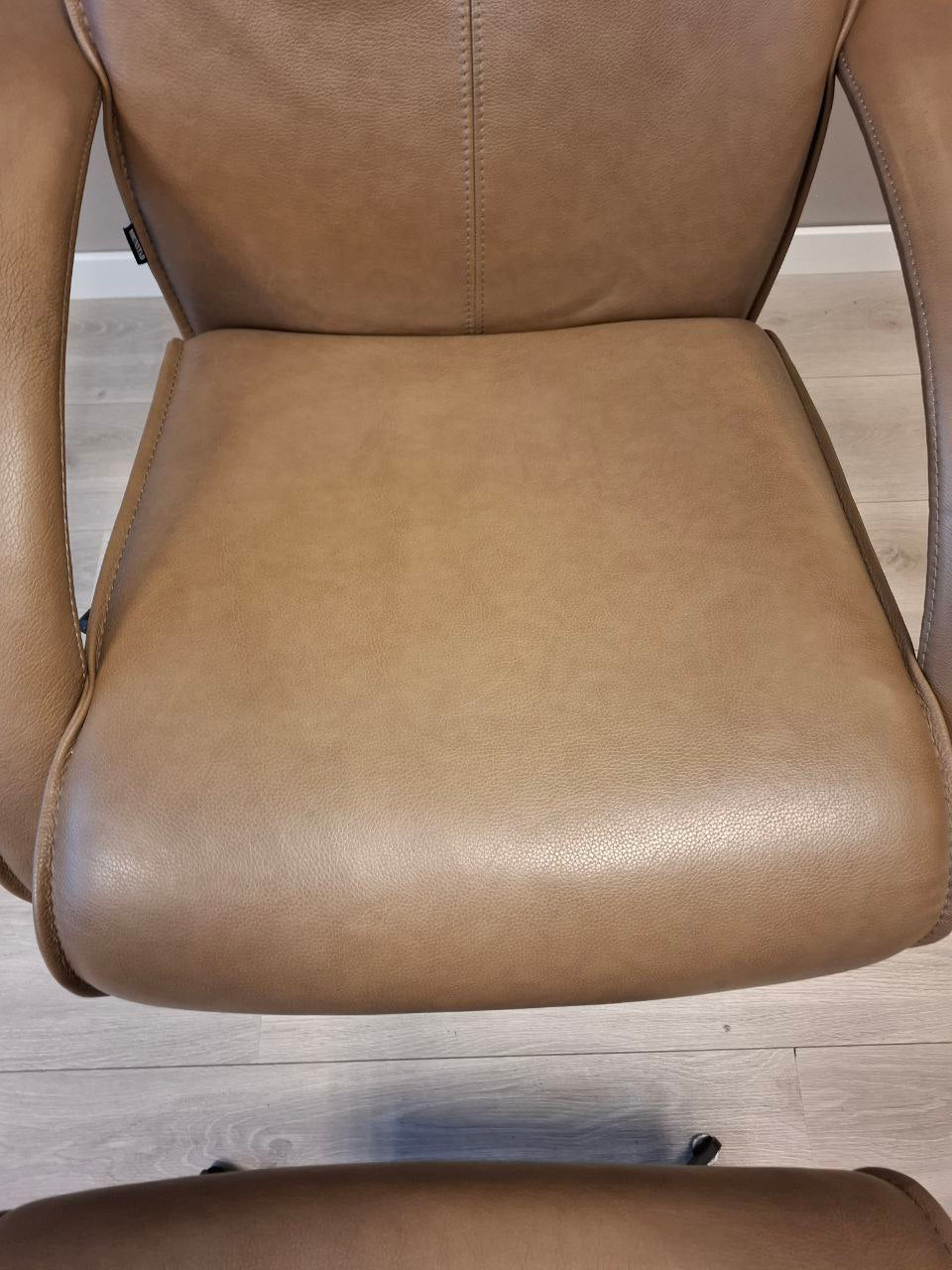 Brukt Brunstad Delta Motion lenestol m/krakk i brunt - i interiorsetting