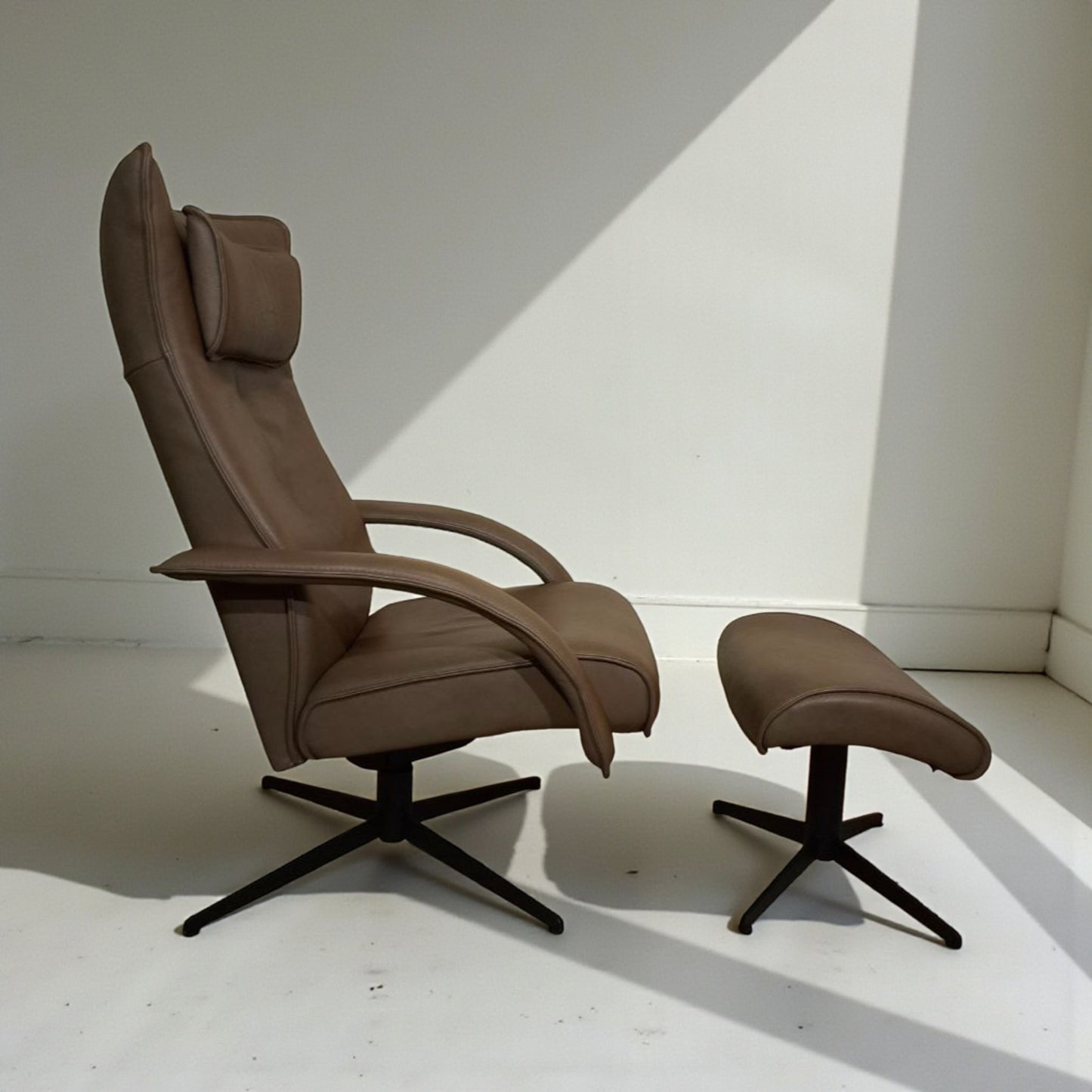 PENT BRUKT | Brunstad Delta Motion lenestol m/ krakk i brunt