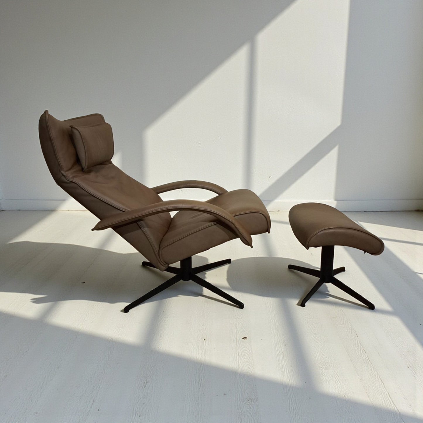 PENT BRUKT | Brunstad Delta Motion lenestol m/ krakk i brunt