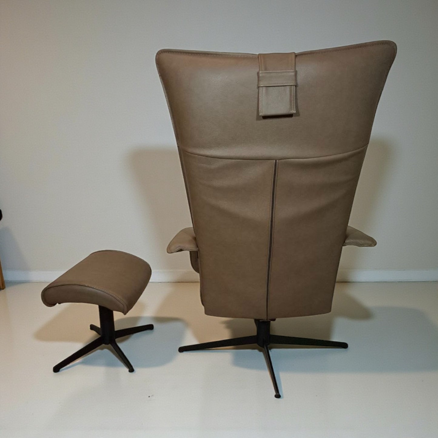 PENT BRUKT | Brunstad Delta Motion lenestol med krakk i brun