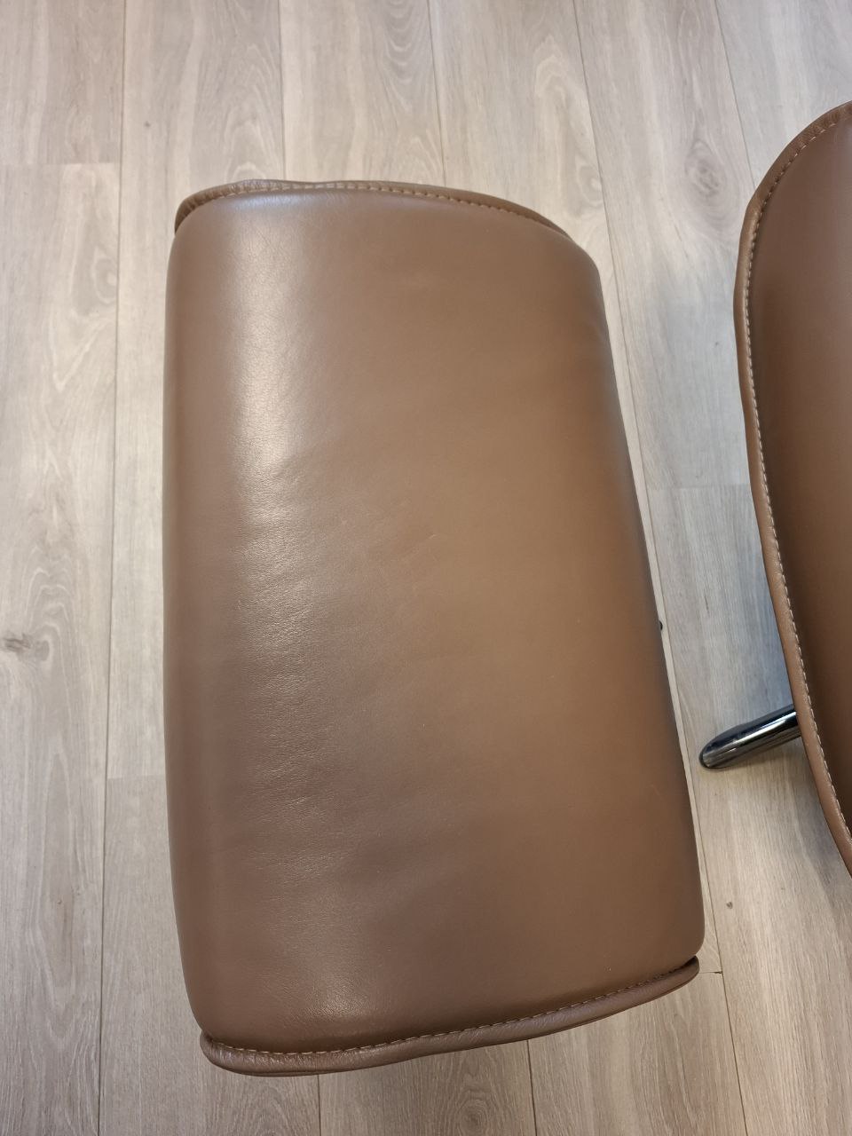 PENT BRUKT | Brunstad Delta Swing lenestol med krakk i mørk brun