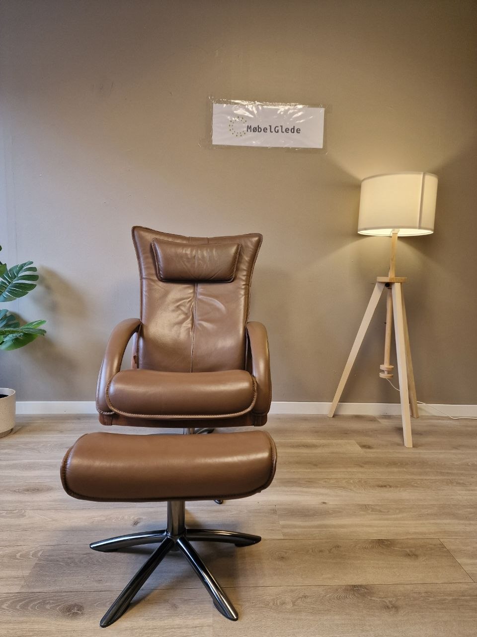 PENT BRUKT | Brunstad Delta Swing lenestol med krakk i mørk brun