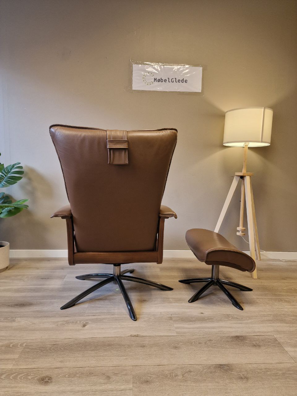 PENT BRUKT | Brunstad Delta Swing lenestol med krakk i mørk brun