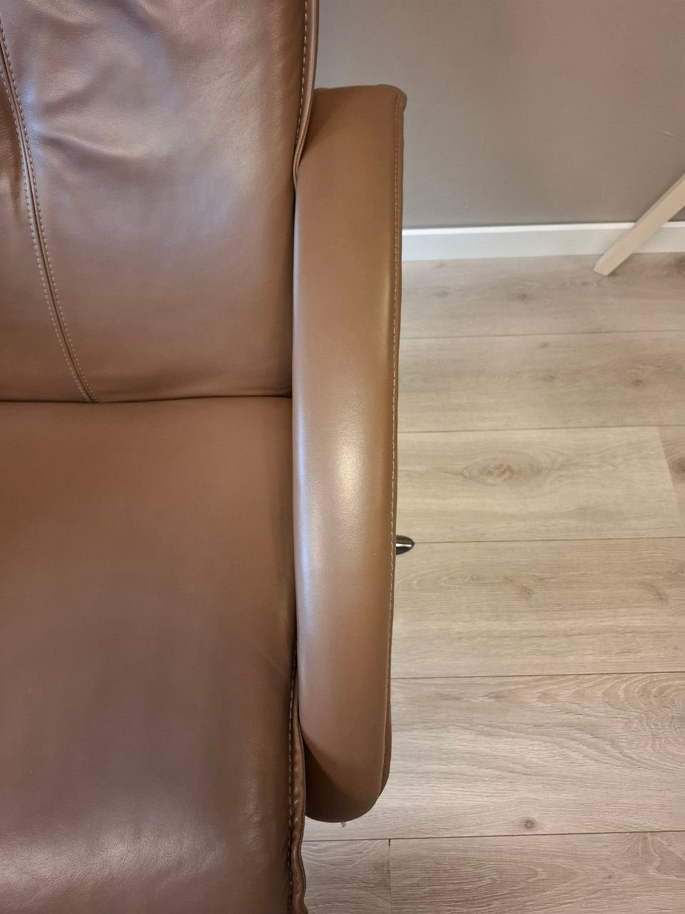 PENT BRUKT | Brunstad Delta Swing lenestol med krakk i mørk brun