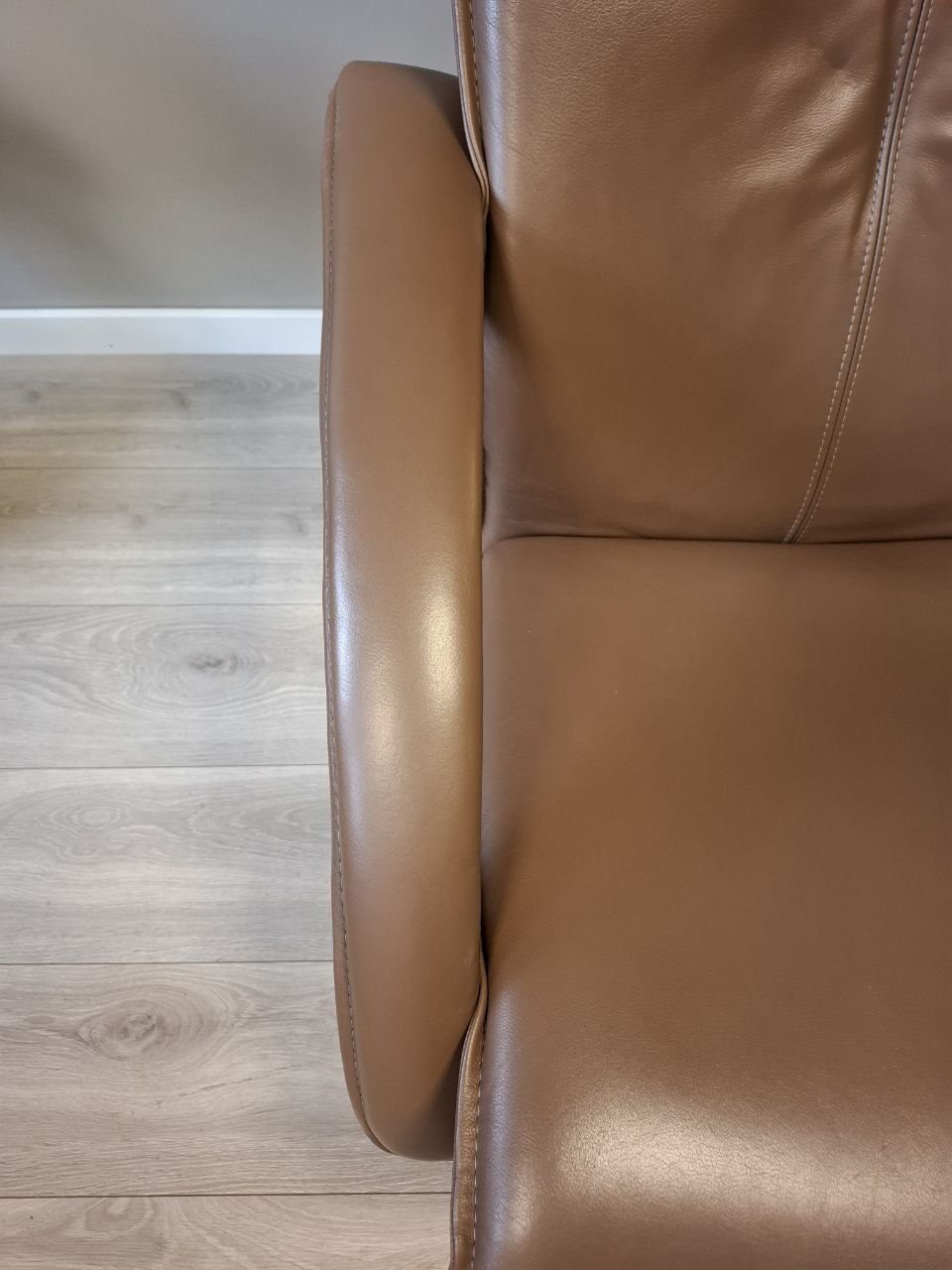 PENT BRUKT | Brunstad Delta Swing lenestol med krakk i mørk brun