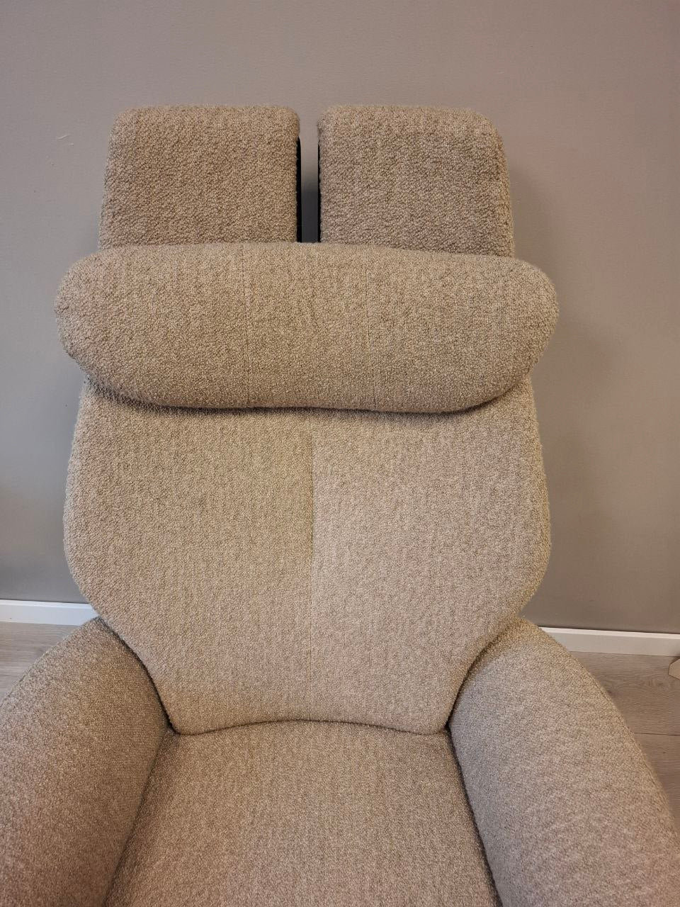 Brukt Brunstad SPLIT lenestol m/krakk i offwhite teddy - helvisning