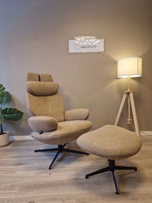 Brukt Brunstad SPLIT lenestol m/krakk i offwhite teddy - frontvisning