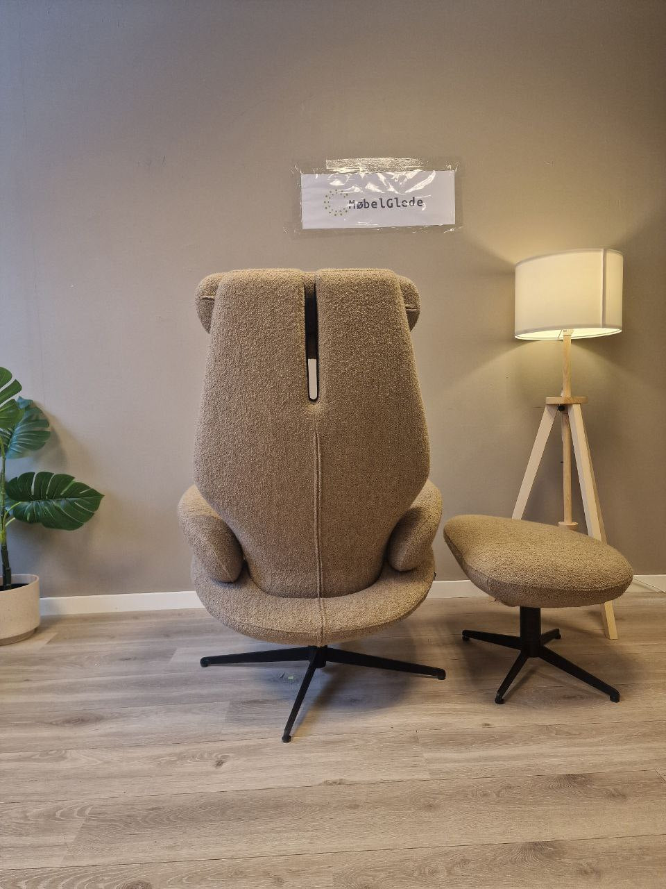 Brukt Brunstad SPLIT lenestol m/krakk i offwhite teddy - i interiorsetting