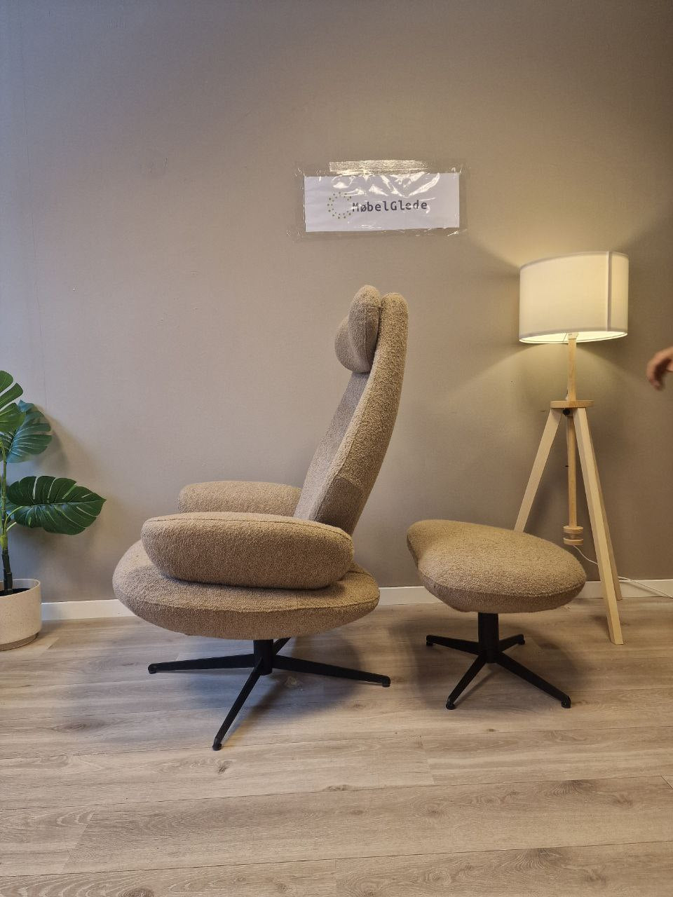 Brukt Brunstad SPLIT lenestol m/krakk i offwhite teddy - med krakk