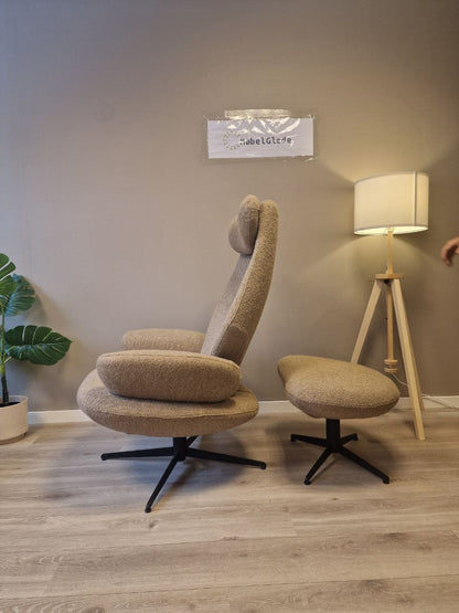 Brukt Brunstad SPLIT lenestol m/krakk i offwhite teddy - med krakk