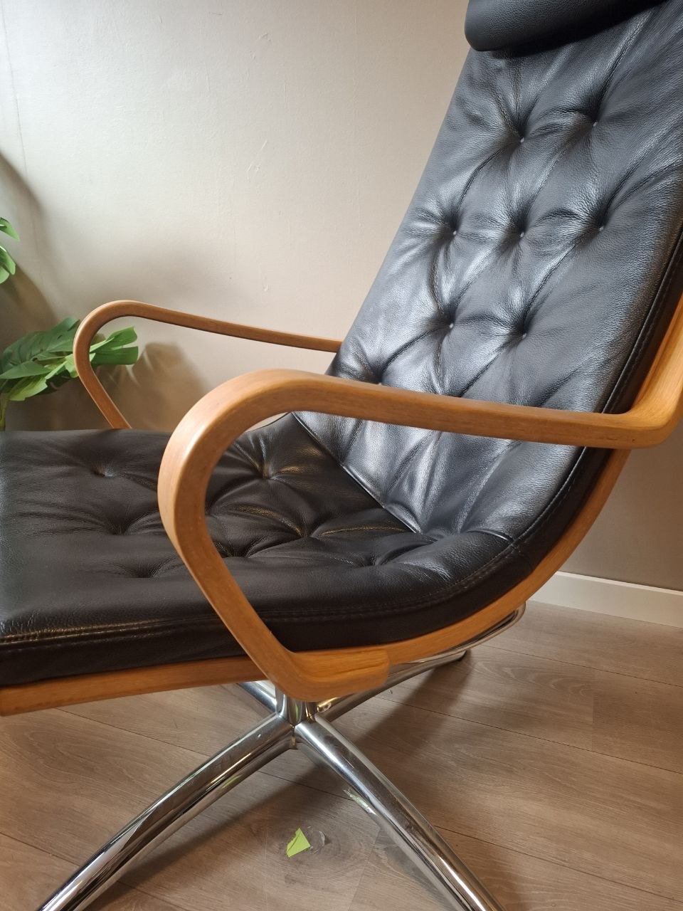 Conform Life lenestol m/krakk i svart skinn