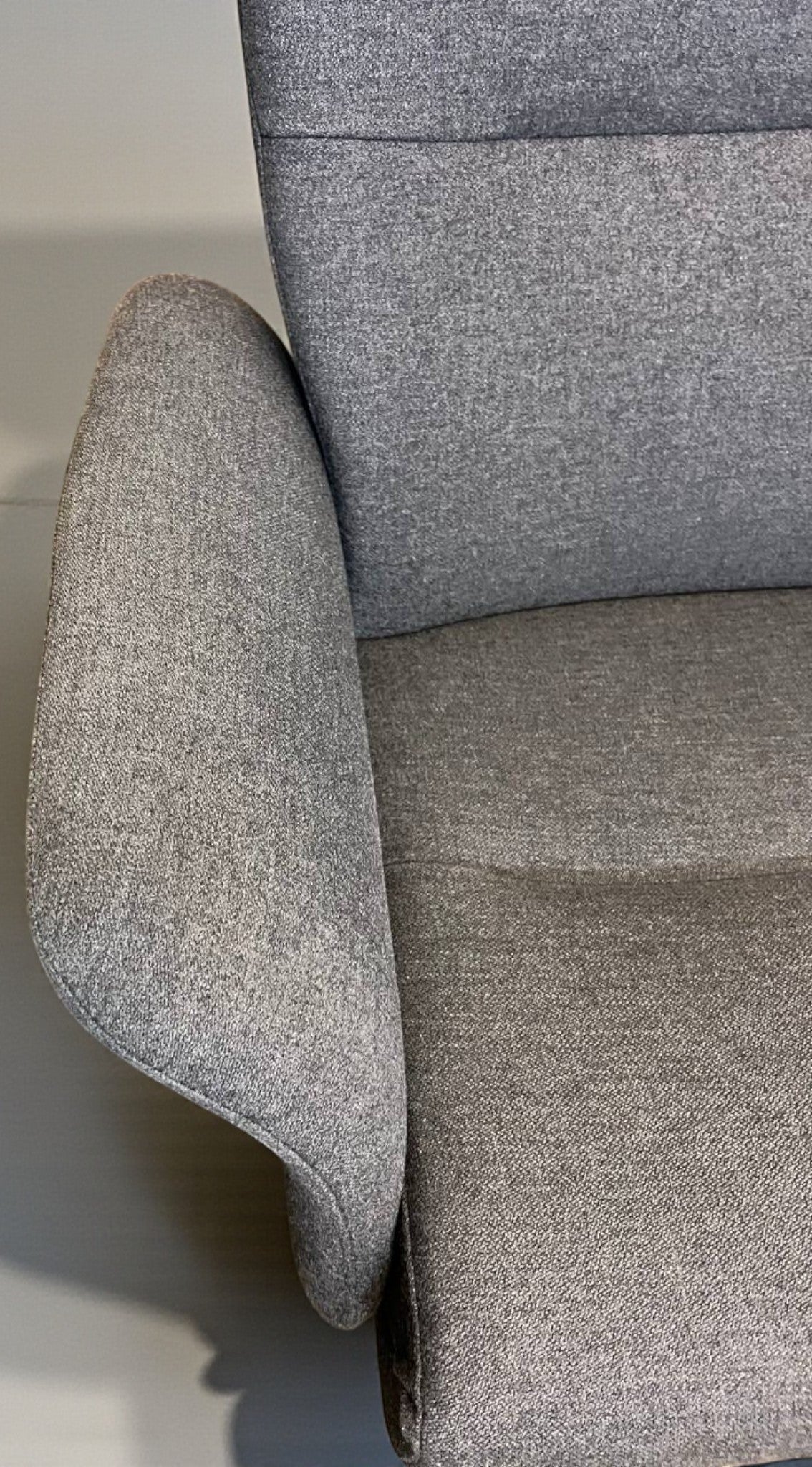 Conform Master Lenestol i Grå Tekstil – Ergonomisk Recliner | MøbelGlede
