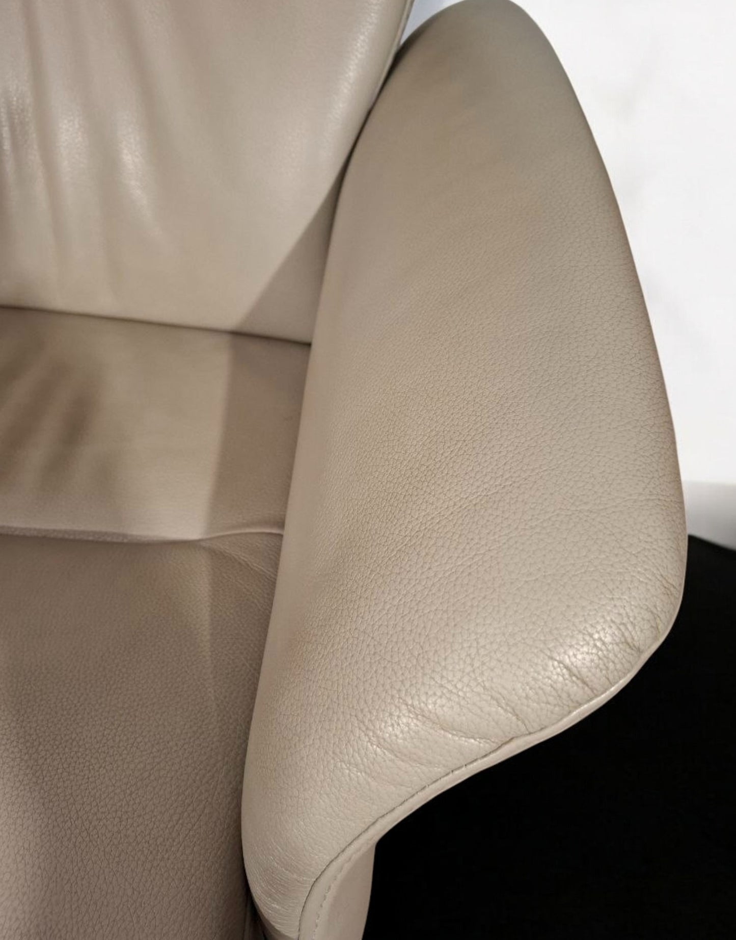 Conform Master Recliner lenestol i grå skinn – Eksklusiv komfort hos MøbelGlede