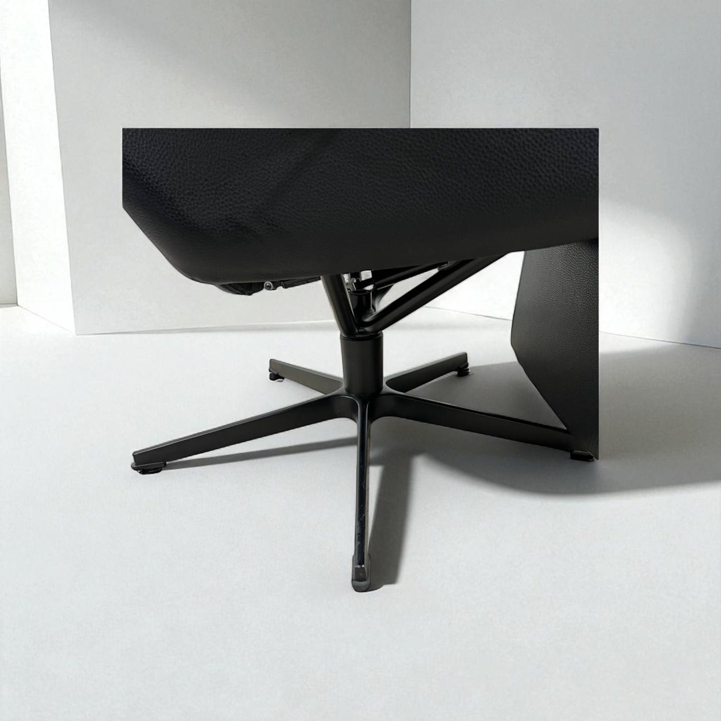 Conform Master Recliner i sort skinn m/ innbygd fothviler – MøbelGlede
