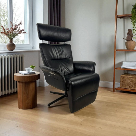Conform Master Recliner i sort skinn m/ innbygd fothviler – MøbelGlede