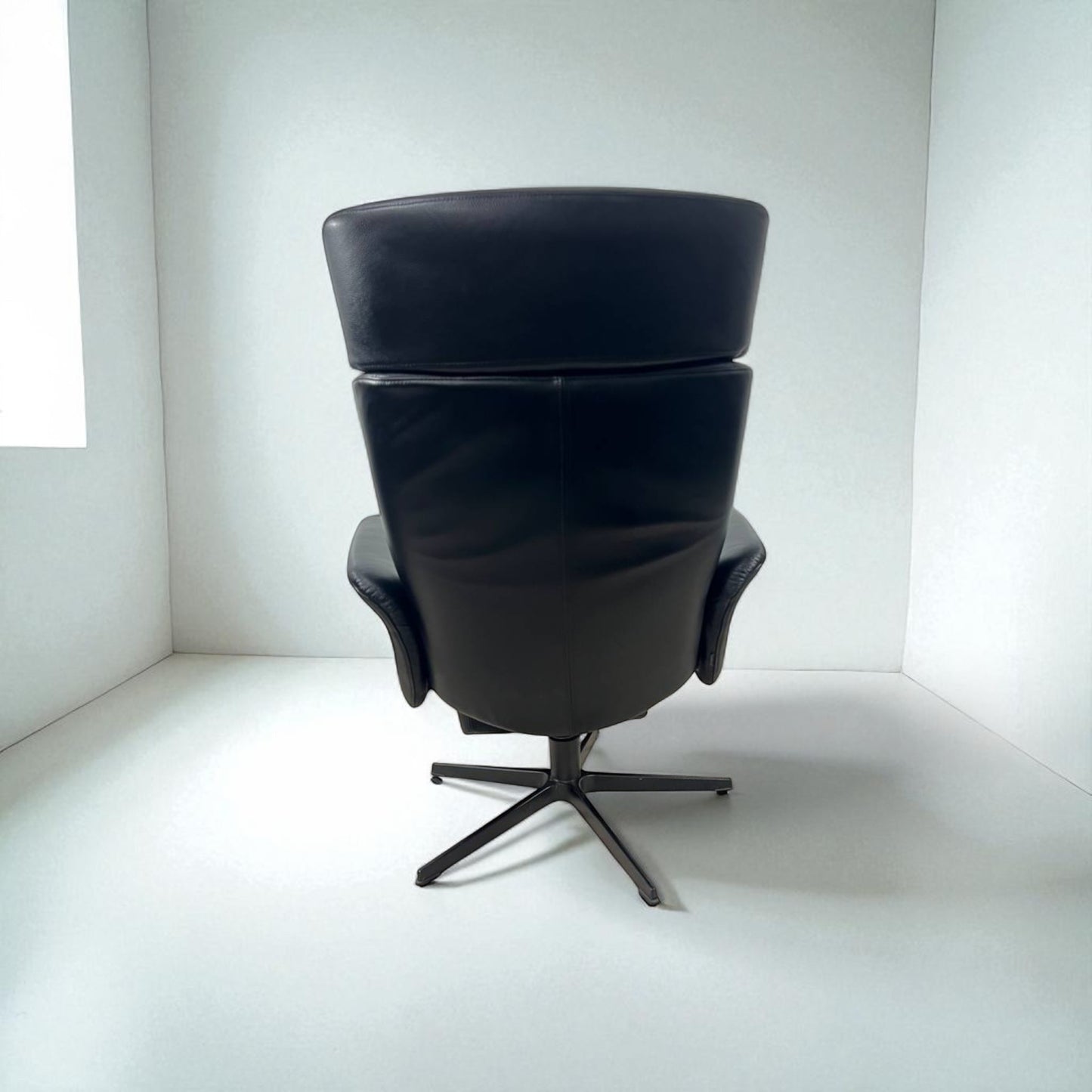 Conform Master Recliner i sort skinn m/ innbygd fothviler – MøbelGlede