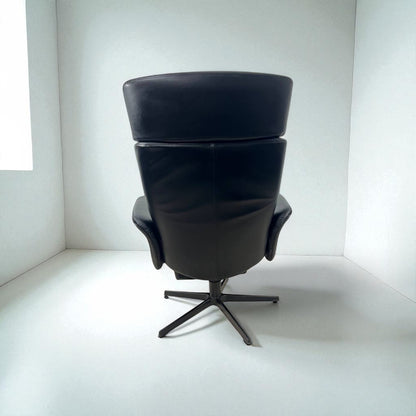 Conform Master Recliner i sort skinn m/ innbygd fothviler – MøbelGlede