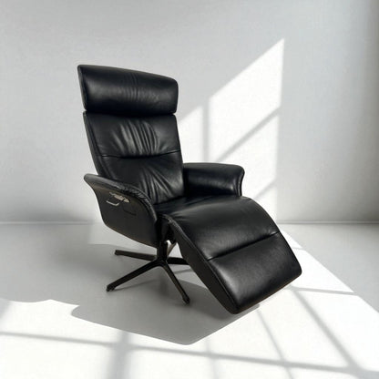 Conform Master Recliner i sort skinn m/ innbygd fothviler – MøbelGlede