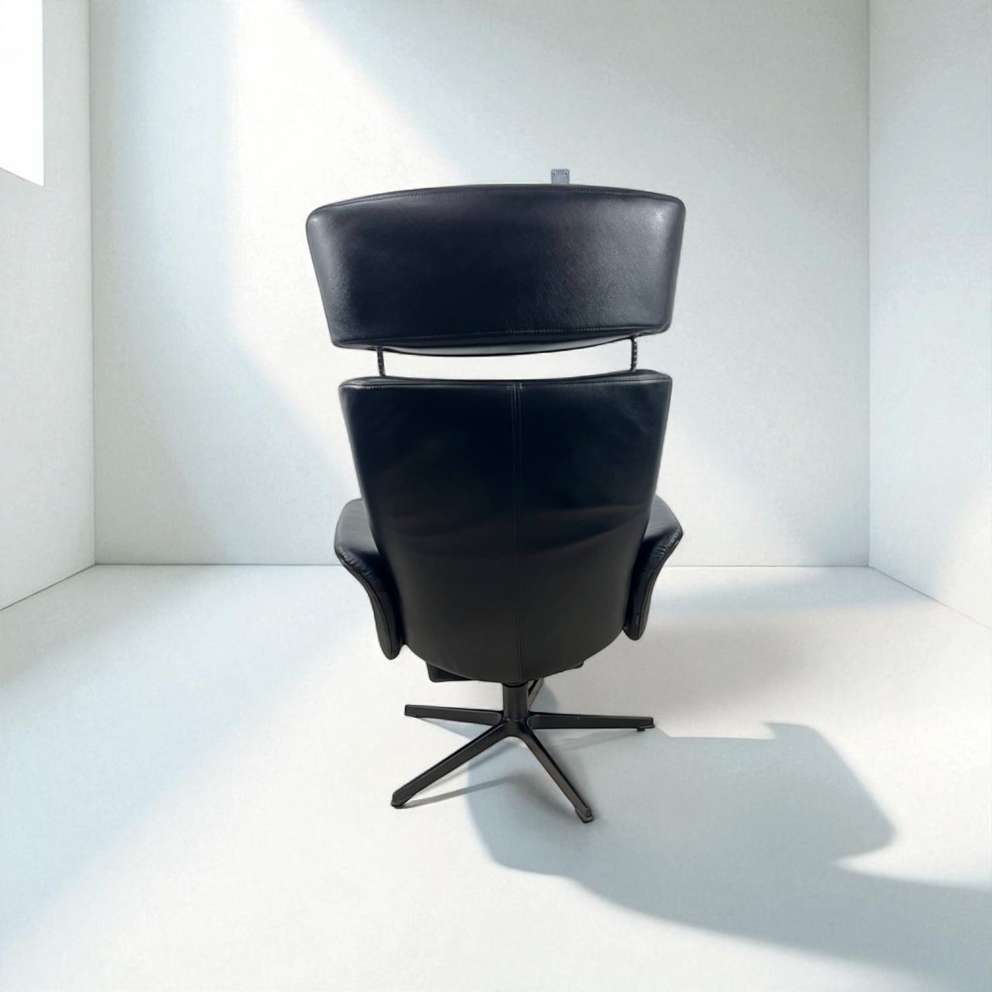 Conform Master Recliner i sort skinn m/ innbygd fothviler – MøbelGlede