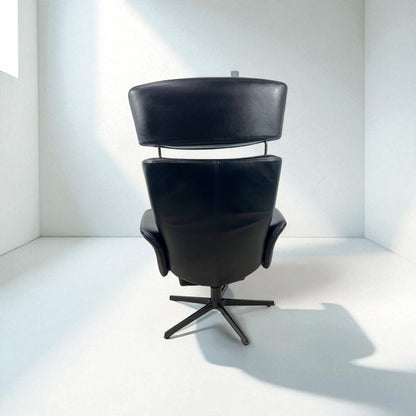 Conform Master Recliner i sort skinn m/ innbygd fothviler – MøbelGlede
