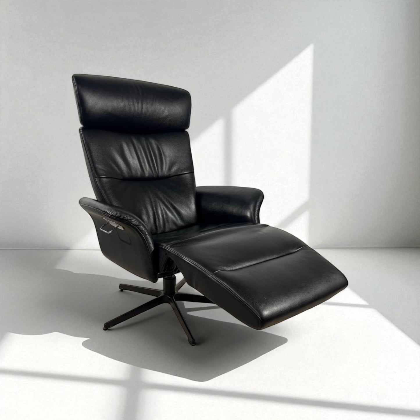 Conform Master Recliner i sort skinn m/ innbygd fothviler – MøbelGlede