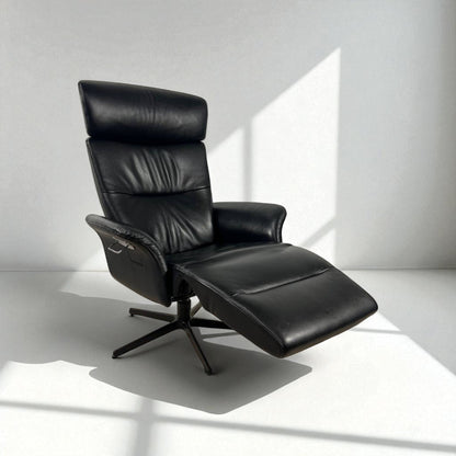 Conform Master Recliner i sort skinn m/ innbygd fothviler – MøbelGlede