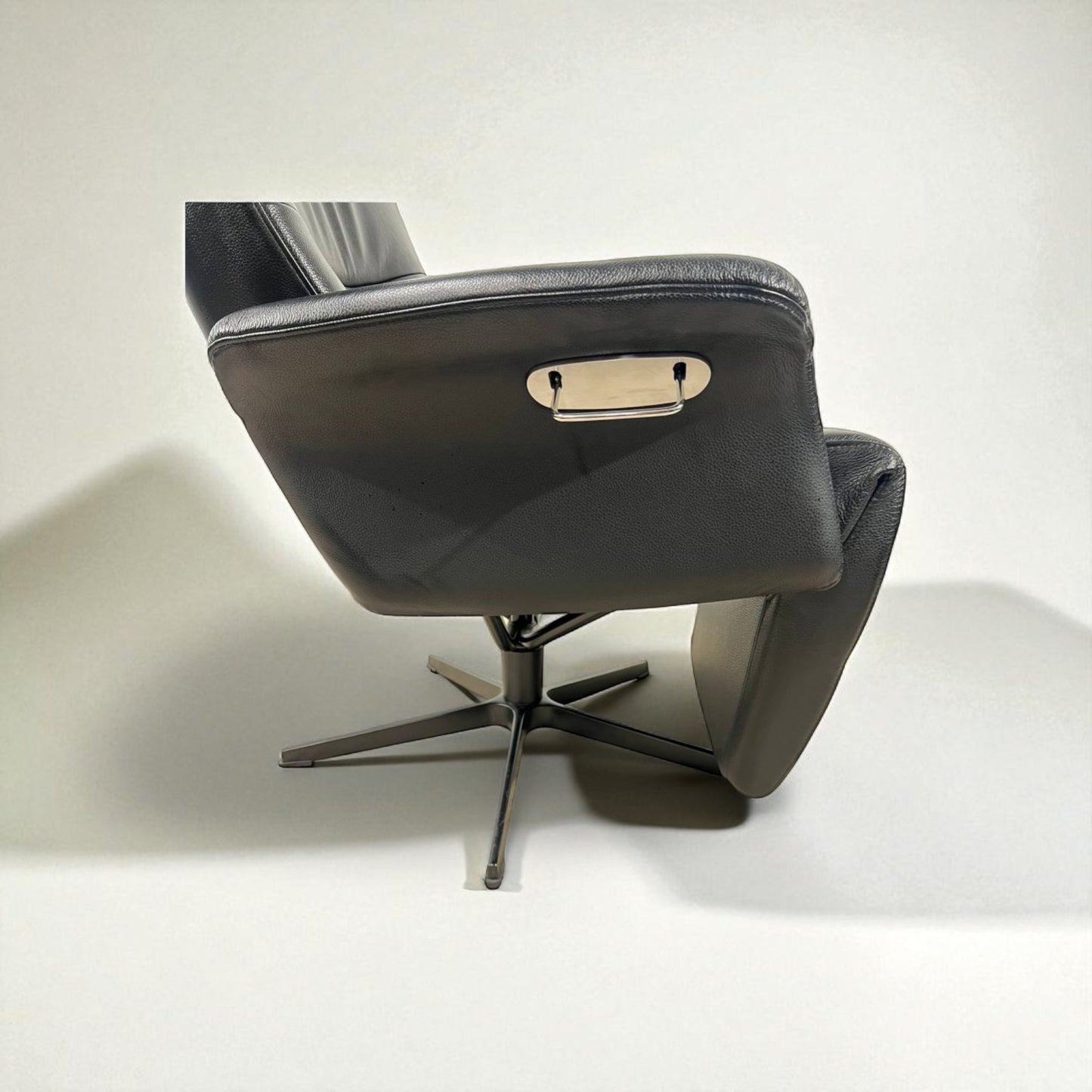 Conform Master Recliner i sort skinn m/ innbygd fothviler – MøbelGlede