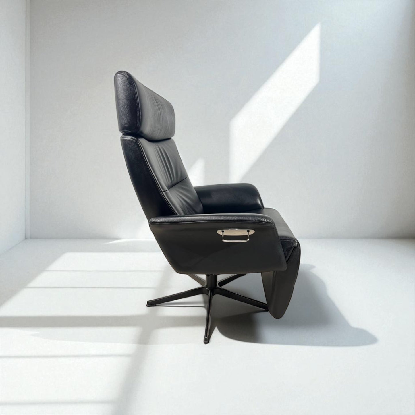 Conform Master Recliner i sort skinn m/ innbygd fothviler – MøbelGlede