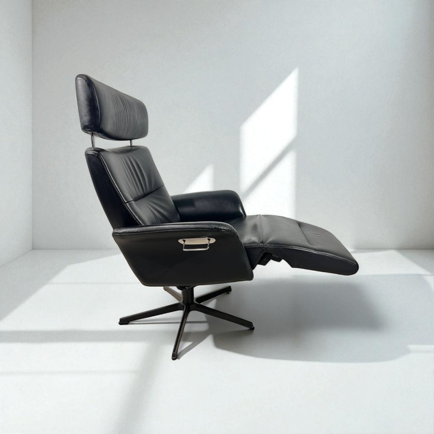 Conform Master Recliner i sort skinn m/ innbygd fothviler – MøbelGlede