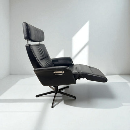 Conform Master Recliner i sort skinn m/ innbygd fothviler – MøbelGlede