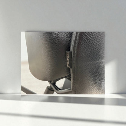 Conform Master Recliner i sort skinn m/ innbygd fothviler – MøbelGlede