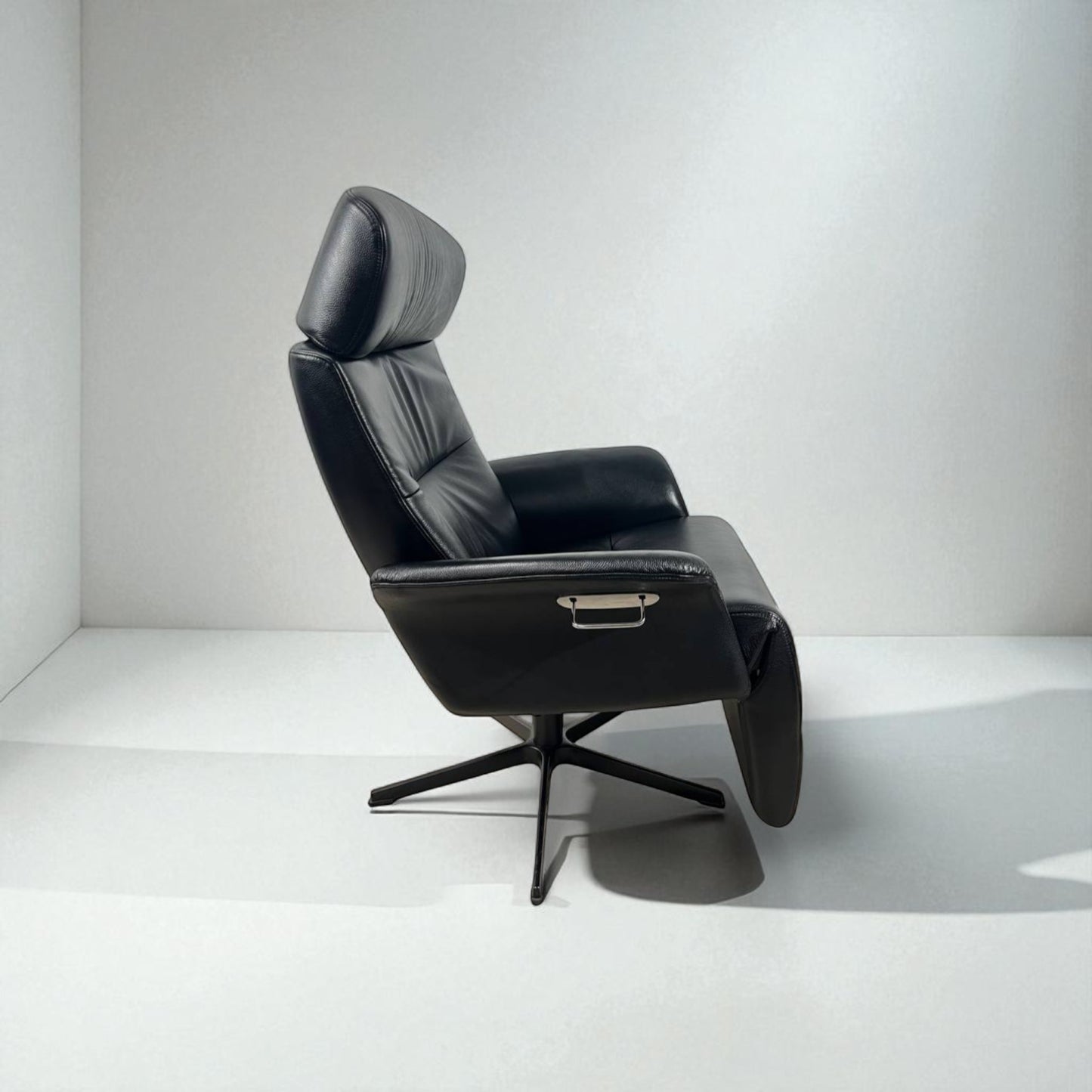 Conform Master Recliner i sort skinn m/ innbygd fothviler – MøbelGlede