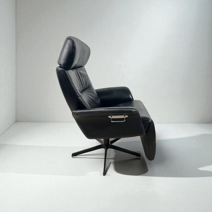 Conform Master Recliner i sort skinn m/ innbygd fothviler – MøbelGlede