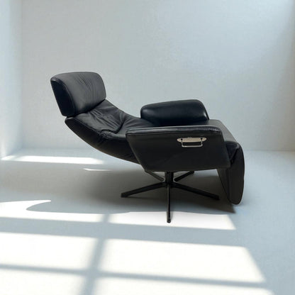 Conform Master Recliner i sort skinn m/ innbygd fothviler – MøbelGlede