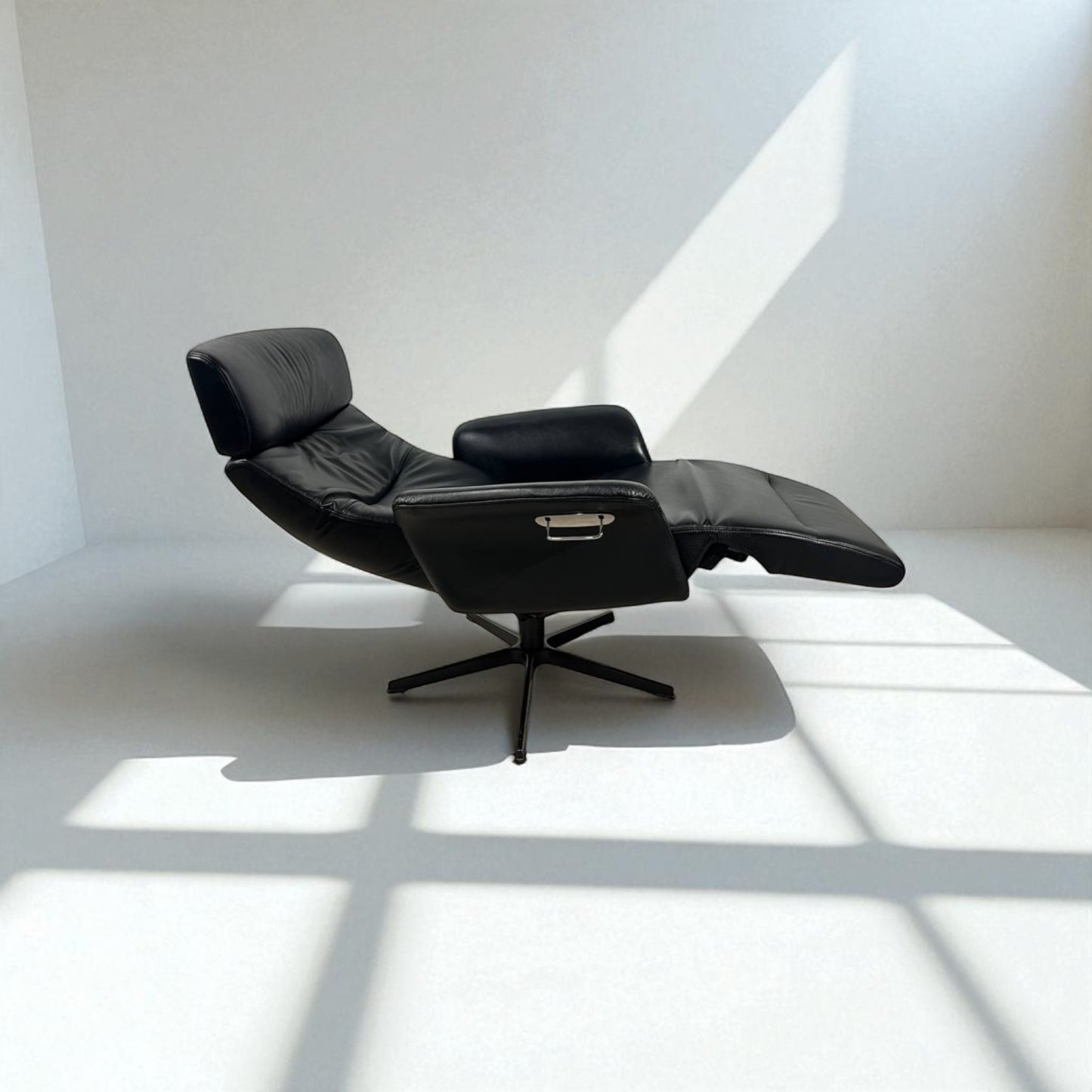 Conform Master Recliner i sort skinn m/ innbygd fothviler – MøbelGlede