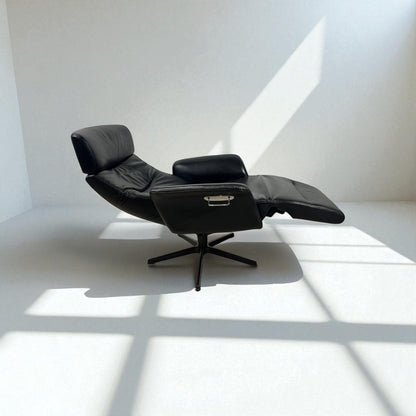 Conform Master Recliner i sort skinn m/ innbygd fothviler – MøbelGlede