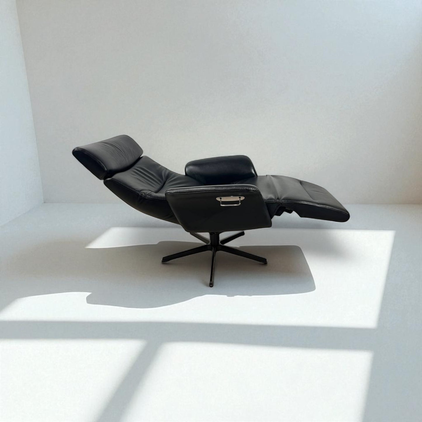 Conform Master Recliner i sort skinn m/ innbygd fothviler – MøbelGlede